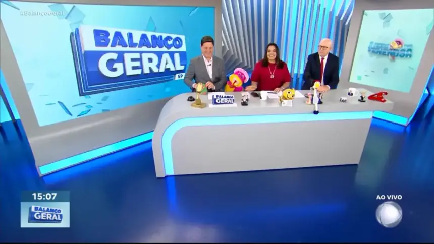 Eleandro Passaia, Fabiola Reipert e Renato Lombardi sentados na bancada do Balanço Geral SP na hora do quadro A Hora da Venenosa