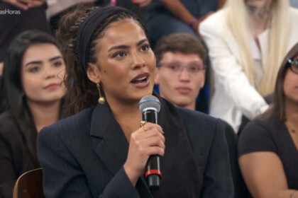 Bella Campos em frente a plateia, participando do programa Altas Horas