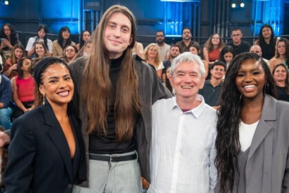 Bella Campos, Felca e Kenya Sade, com Serginho Groisman, em foto posada nos bastidores do Altas Horas