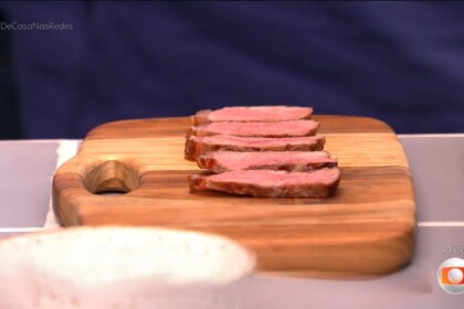 Bife de Chorizo na brasa com cebola caramelizada na tábua do É de Casa