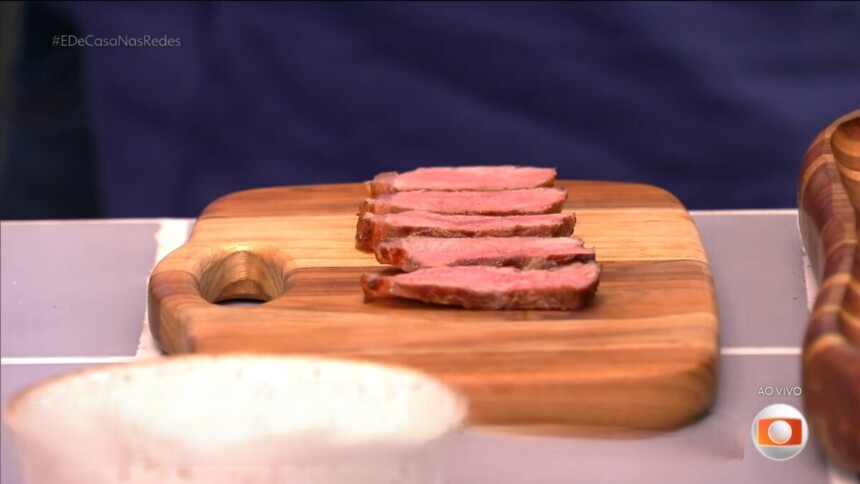 Bife de Chorizo na brasa com cebola caramelizada na tábua do É de Casa
