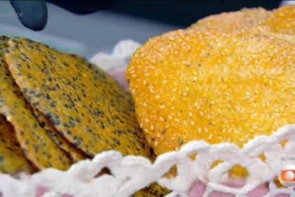 Biscoito de gergelim e parmesão lado a lado na bancada do Mais Você