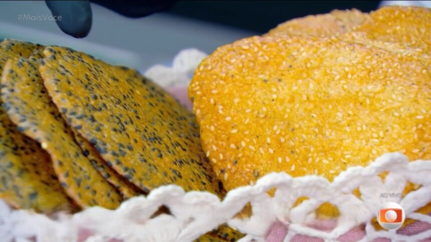 Biscoito de gergelim e parmesão lado a lado na bancada do Mais Você
