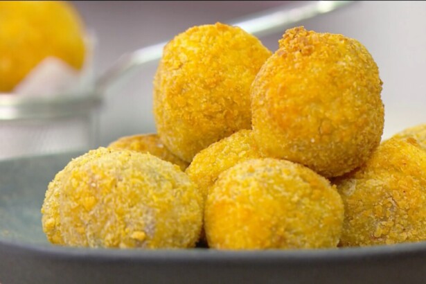 Bolinho de carne com inhame em um pote no cenário do Mais Você