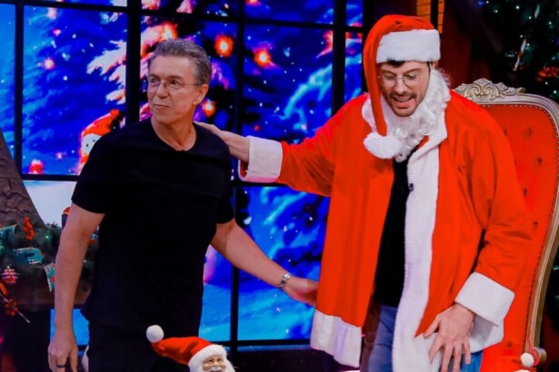 Danilo Gentili e Boninho no cenário de Natal do The Noite
