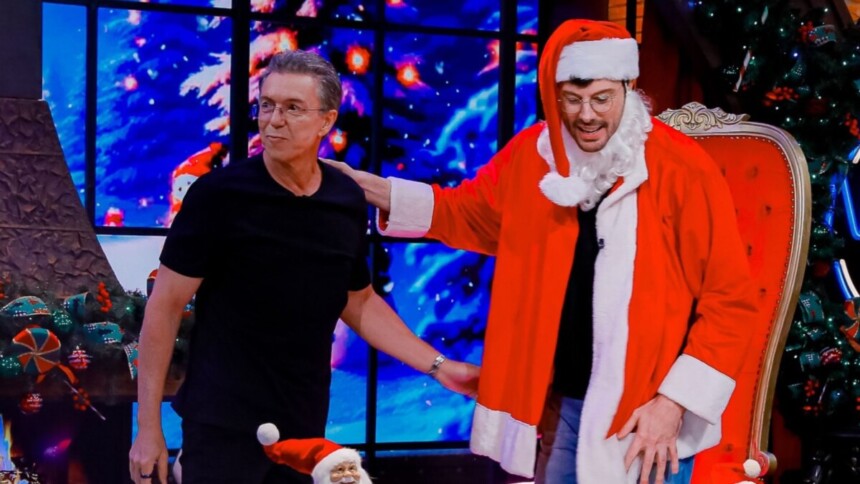 Danilo Gentili e Boninho no cenário de Natal do The Noite