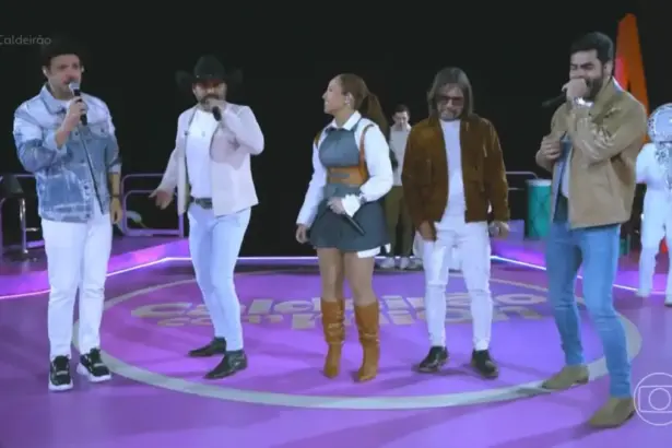 Mari Fernandez, Edson e Hudson e Israel e Rodolffo em pé no palco do Caldeirão cantando Evidências