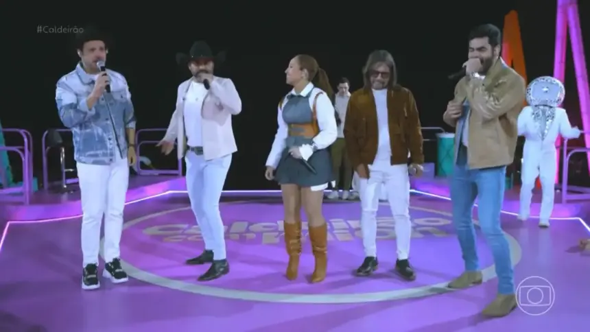 Mari Fernandez, Edson e Hudson e Israel e Rodolffo em pé no palco do Caldeirão cantando Evidências