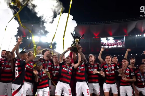 jogadores do Flamengo levantam taça do Brasileirão 2025