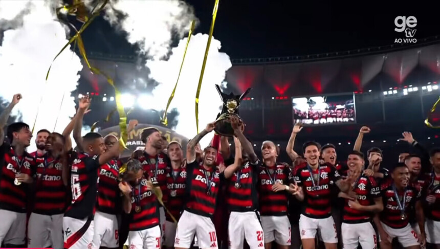 jogadores do Flamengo levantam taça do Brasileirão 2025