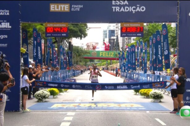 Muse Gizachew da Eiópia cruza a linha de chegada na Corrida São Silvestre