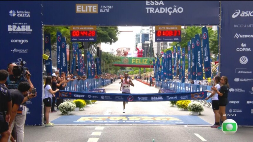 Muse Gizachew da Eiópia cruza a linha de chegada na Corrida São Silvestre
