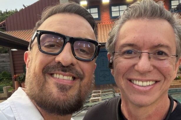 Carelli e Boninho sorridentes e abraçados na área externa da sede de A Fazenda