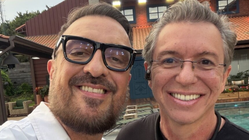 Carelli e Boninho sorridentes e abraçados na área externa da sede de A Fazenda