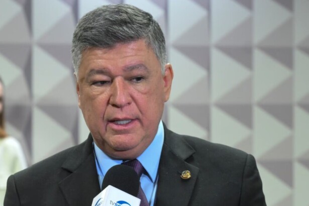 Senador Carlos Viana em trecho de entrevista a TV Senado após diagnóstico de câncer