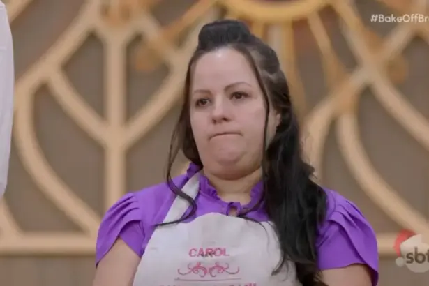 Carol com semblante triste ao saber que estava eliminada do Bake Off Brasil