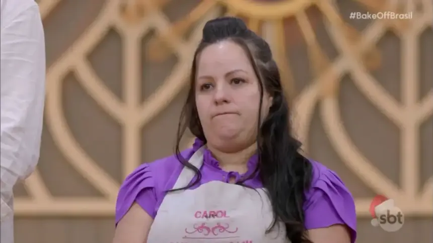 Carol com semblante triste ao saber que estava eliminada do Bake Off Brasil