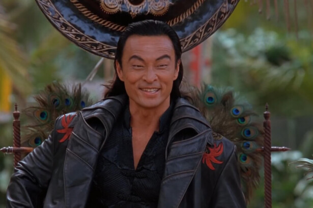 Cary-Hiroyuki Tagawa sorrindo em cena do filme Mortal Kombat 1995
