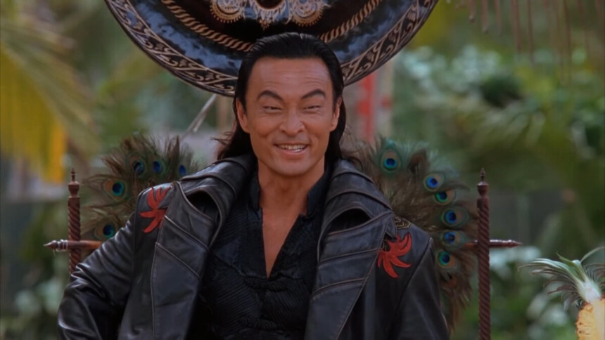 Cary-Hiroyuki Tagawa sorrindo em cena do filme Mortal Kombat 1995