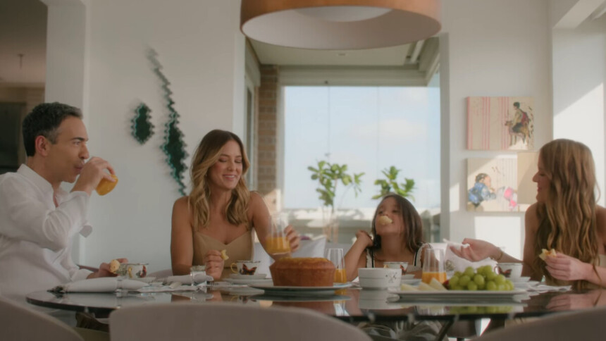 Cesar Tralli, Ticiane Pinheiro, Rafaela e Manuela sentados em uma mesa, em trecho da Vinheta de Fim de Ano da Globo