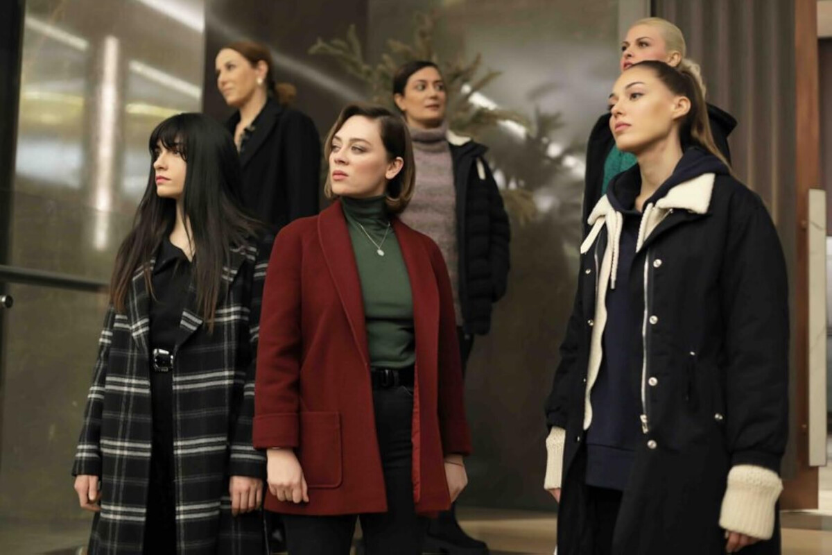 Elenco da nova novela turca da RECORD olhando para o horizonte com roupas de frio