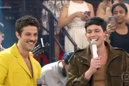 Chay Suede e Léo Foguete sorrindo no palco do Altas Horas após imitarem João Gomes