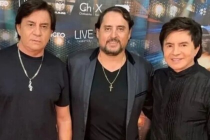 Chitãozinho e Xororó, posando com Mauri Lima nos bastidores de um show
