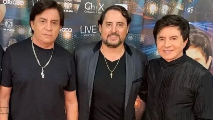 Chitãozinho e Xororó, posando com Mauri Lima nos bastidores de um show