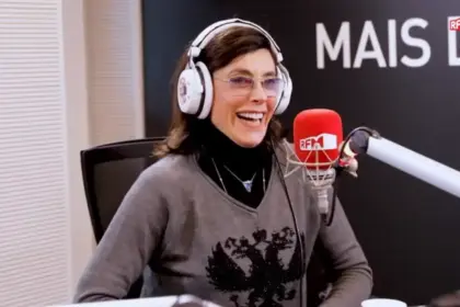 Christiane Torloni sorrindo em frente ao microfone da RFM onde falou sobre o BBB
