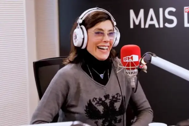 Christiane Torloni sorrindo em frente ao microfone da RFM onde falou sobre o BBB