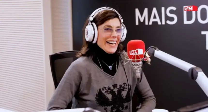 Christiane Torloni sorrindo em frente ao microfone da RFM onde falou sobre o BBB