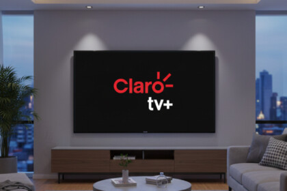 Televisão com o logo da Claro TV+ na sala de uma casa