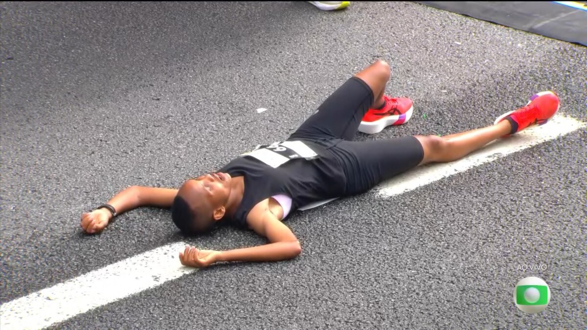 Sisilia Ginoka Panga (Tanzânia) se joga no chão ao vencer a corrida