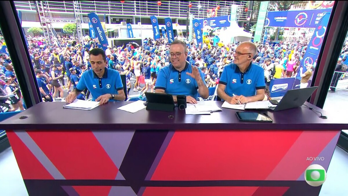 Vista interna do estúdio glass da Globo com bancada vermelha na corrida de São Silvestre