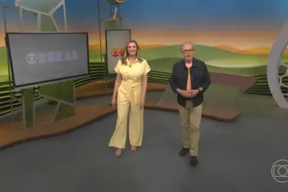 Cristina Vieira e Nélson Araújo caminham no cenário do Globo Rural
