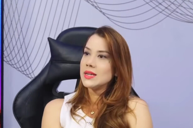 Dani Mazzei sentada em uma cadeira gamer durante quadro do Fala Dani