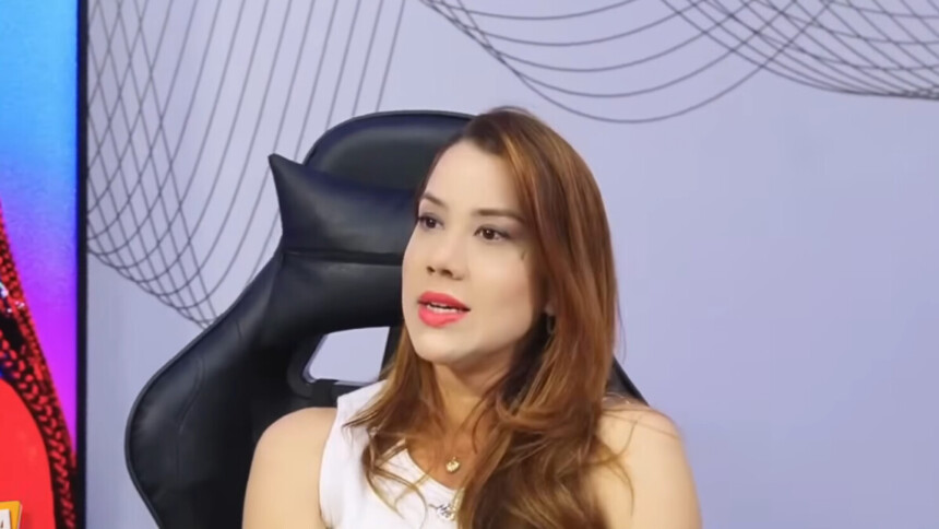 Dani Mazzei sentada em uma cadeira gamer durante quadro do Fala Dani