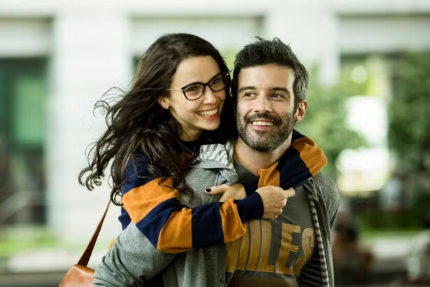 Débora Falabella abraçada em protagonista do filme Depois A Louca Sou Eu