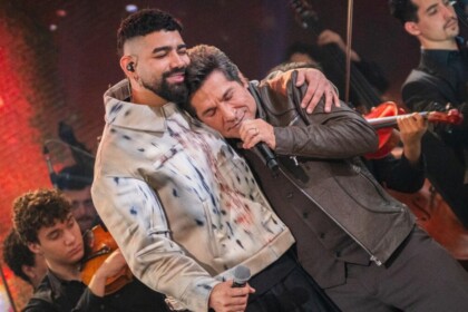Dilsinho e Daniel abraçados e cantando juntos no palco do Altas Horas