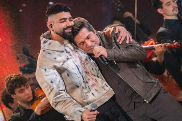 Dilsinho e Daniel abraçados e cantando juntos no palco do Altas Horas