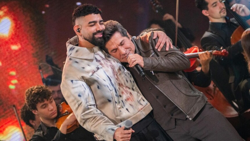 Dilsinho e Daniel abraçados e cantando juntos no palco do Altas Horas