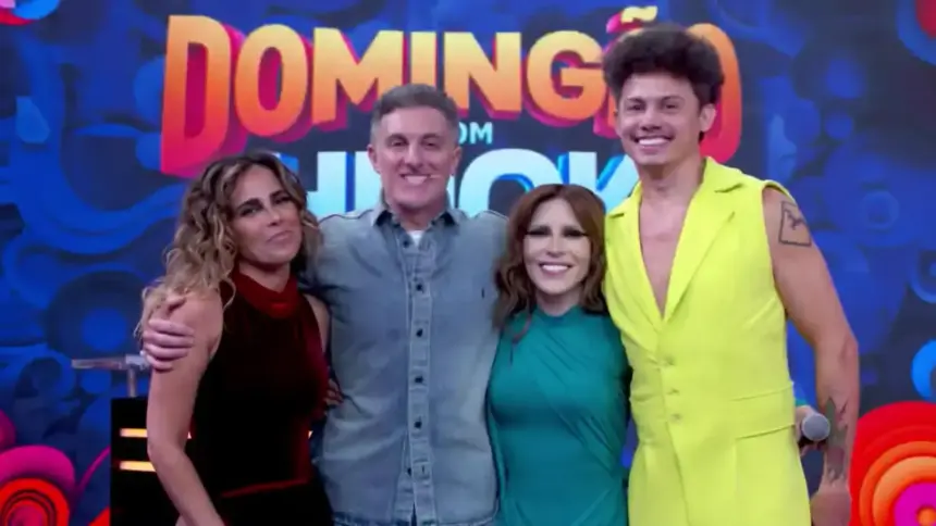 Luciano Huck abraça Wanessa, Manu Bahtidão e Silvero Pereira na final da Dança dos Famosos 2025