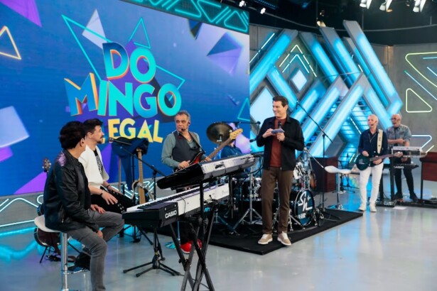 Celso Portiolli conversa com integrantes da Band Roupa Nova com todos os instrumentos no palco do Domingo Legal