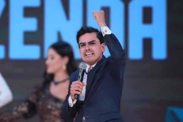 Dudu ergue o braço direito enquanto chora ao conquistar prêmio final de A Fazenda 17