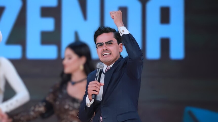 Dudu ergue o braço direito enquanto chora ao conquistar prêmio final de A Fazenda 17