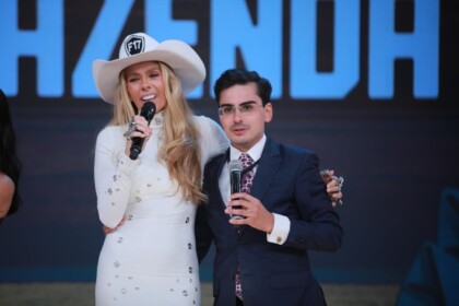 Adriane Galisteu abraça Dudu Camargo emocionado no palco da final de A Fazenda 17