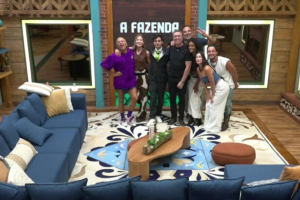 Boninho ao lado de Walério, Saory, Dudu, Fabiano, Duda e Mesquita, top 7 de A Fazenda 17