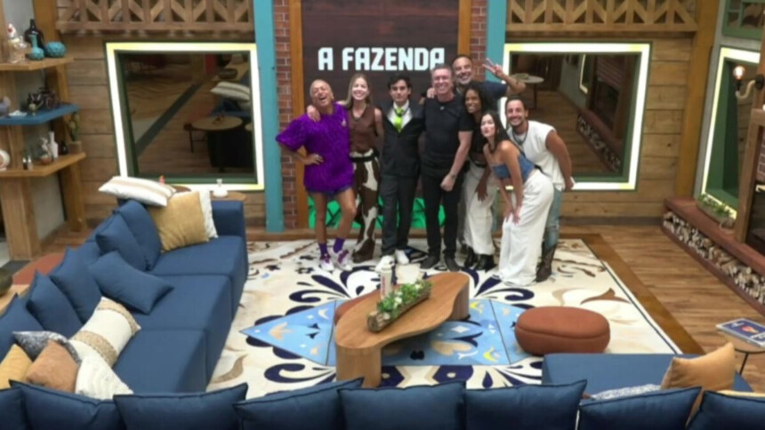 Boninho ao lado de Walério, Saory, Dudu, Fabiano, Duda e Mesquita, top 7 de A Fazenda 17
