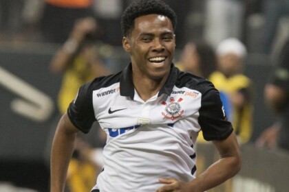 Elias sorrindo e comemorando gol com a camisa do Corinthians
