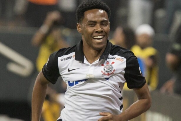 Elias sorrindo e comemorando gol com a camisa do Corinthians